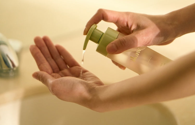 朝クレンジングこそが夏のヨレ対策。